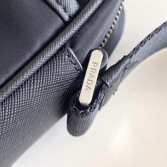 On March 12, 2024, P470 classic new upgraded version 2VH048 arrived with imported nylon material, Saffiano leather decoration, polished steel surface metal accessories, adjustable fabric shoulder straps, detachable nylon hanging decoration small bag (can 