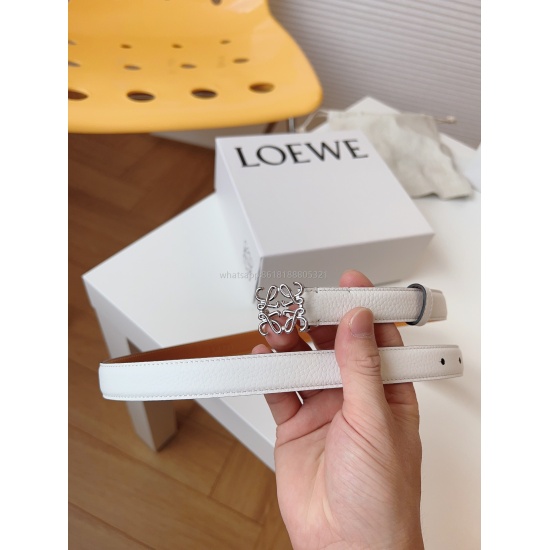 On August 7, 2023, Loewe Loewe's classic grain calf leather is paired with a minimalist style. The belt is no longer a tool to tighten the waist, but a decorative accessory to enhance the clothing and make the finishing touch; This belt is easy to match w