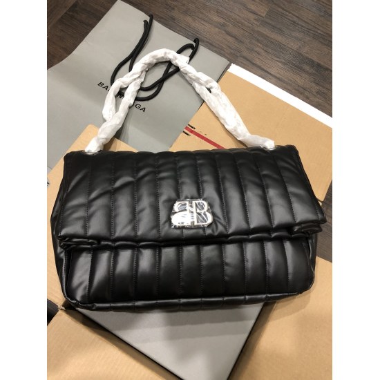 20240324 batch 850 Paris, medium size [embroidered black silver] in stock new series, the soft Monaco does give a very relaxed feeling. A soft bag like a pillow can meet various matching needs, with a flexible and textured body. Only using ultra soft calf