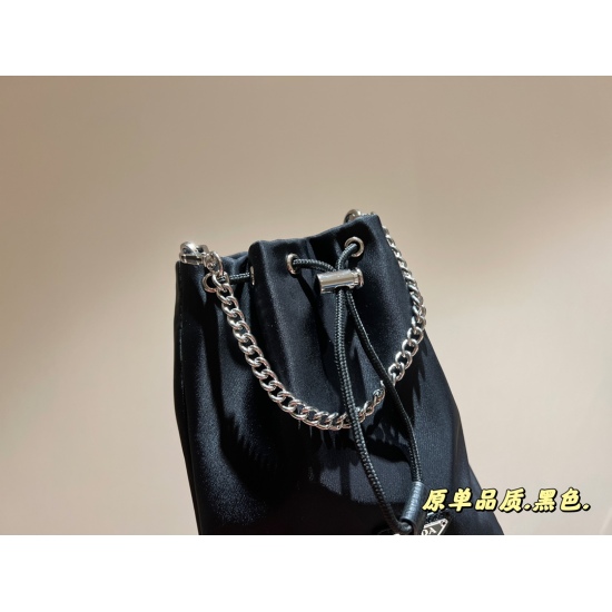 2023.11.06 175 original single box size: 15 * 19cm, exquisite, lazy, and good-looking. No objection! The design of the Prada bucket bag nylon bucket bag drawstring strap is very convenient to take and place~Take a good look at both the hand and crossbody!