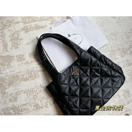2023.11.06 210 No Box (Black Gold Sheep~) size: 41 * 30cm PRADA Linggetote 22 Super Invincible suitable for autumn and winter beauties. The leather is soft and delicate, with clear patterns and good glossiness, which is trendy!