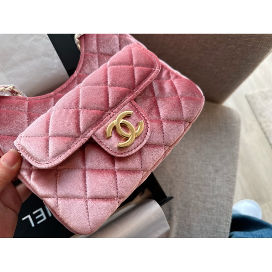235 box size: 19 * 13cm Xiaoxiangjia 23c Niujiao Hobo, the weather is getting cooler! I really need to change my bag! Pink velvet is playful and expensive. Who can handle the new pink velvet hobo? Wow!