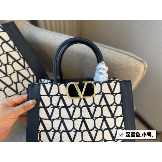 2023.11.10 215 155 box size: 28 * 18cm (small) 35 * 22cm (large) Valentino new product! Who can refuse it? The 23ss new model has no problem with anything~