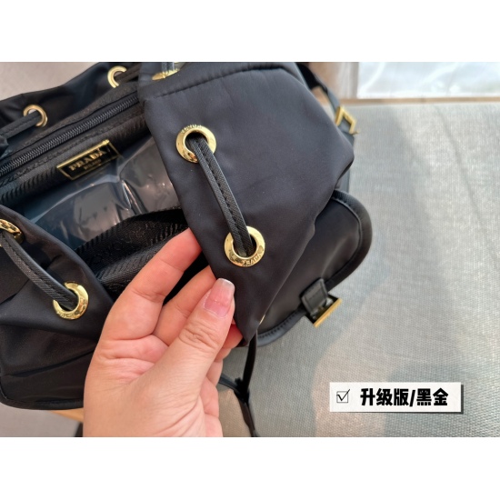 2023.09.03 190 Upgraded Gold Hardware Size: 35 * 30 cm PRAD Nylon Backpack When it comes to backpacks, I have to recommend the design of this bag. It's too imaginative! Convenient no need to be absent. It is a practical backpack!!! ⚠️ Mild waterproofing