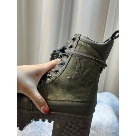 On November 19, 2023, Louis Vuitton's latest autumn and winter P320 is a high-end customized 1:1 replica of various celebrities on the internet. This Territory flat boot blends smooth cow leather and Monogram embossed cow leather, showcasing the military 