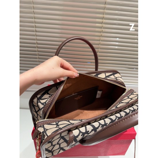 2023.11.10 Cowhide version P235 Valentino Valentino Women's Handbag Valentino Letter Bag comes from Valentino's letter bag. The new season has just arrived. Size 35 16cm