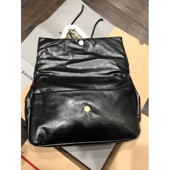 20240324 batch 830 Paris, cowhide black gold] In stock new series, the soft Monaco does give a very relaxed feeling. A soft bag like a pillow can meet various matching needs, with a flexible and textured body. Only using ultra soft calf leather, creating 
