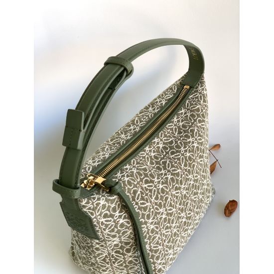 20240325 P670 (10232) Small lunch box bag for shipment [strong]~Cubi Anagram underarm bag is made of imported cowhide and jacquard canvas, decorated with repeated Anagram pattern shoulder straps or adjustable shoulder straps for both hands and hands. Zipp