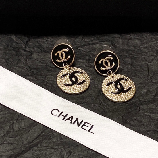 2023.07.11  Chanel Small Fragrance Minimalist Style Earrings This earring is really super beautiful. It looks simple in design, but the wearing effect is amazing. Even small earlobes like mine look great. The brass material on the ear is super elegant and