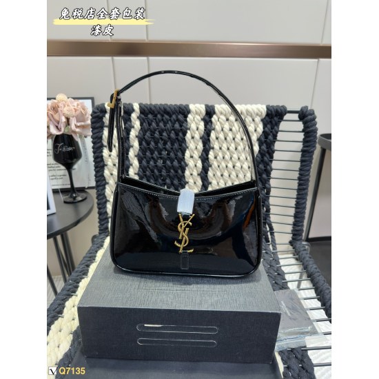 2023.11.06 205 (large) duty-free shop full set packaging recommendation Yang Shulin YSL underarm bag is very suitable for autumn and winter underarm bag~I have seen Celine Gucci Prada too much Yang Shulin's bag is very novel, with a vintage crocodile patt
