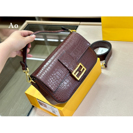 On October 26, 2023, 210 comes with a foldable box size of 25 * 15cm Fendi Baguette. One shoulder and diagonal span are not a problem, giving you a lazy and lazy street!!