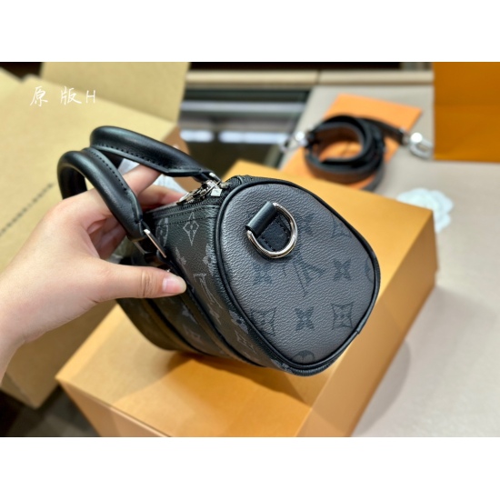2023.10.1 235 with foldable box airplane box Lv keepall xs feels lighter with shoulder straps and materials, making it more comfortable to carry. It can hold many casual and loose fitting clothes. Size: 21 * 12cm