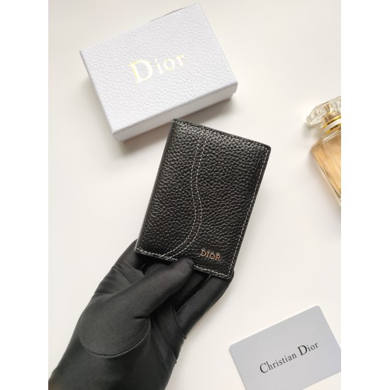 The newly launched double fold clip in the autumn of 2023, September 27, 2023, is an elegant accessory that showcases Dior's exquisite craftsmanship. This clip is meticulously crafted with black fine grained cow leather inlaid with contrasting stitching, 