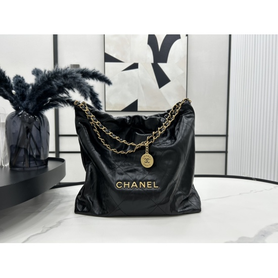 P1010 AS3261 Wrinkled Chanel 22 bag Garbage Bag is the hottest and most worth buying collection of the season. Its name is 22 bag, and anything named after a number will be popular and will definitely become a classic, super fashionable and atmospheric. I