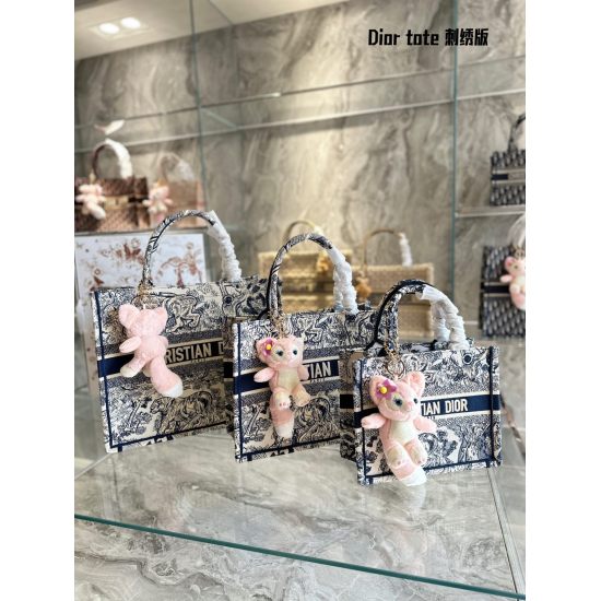 On October 7, 2023, p265/p255/p255, Disney Lingna Belle pendant will be presented as a gift. The Dior Original Order Dior Tote Tote Bag is the most recognizable among Dior bags, with classic and durable patterns and embroidery. Large capacity and light we