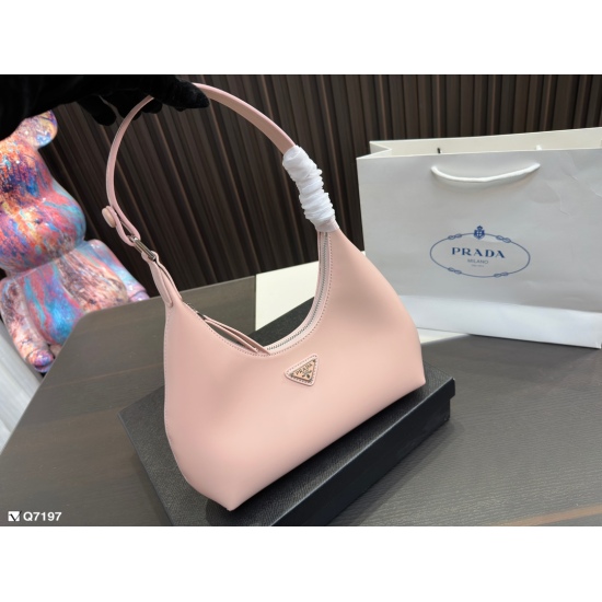 2023.11.06 180 box ⚠️ Is the Prada underarm bag size 24 20 open yet? Isn't it too beautiful! The shape of the saddle bag is really amazing!