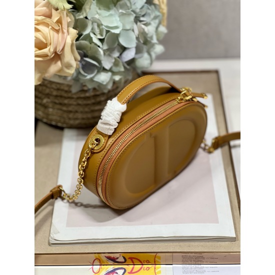20231126 860 [Dior] New Signature Elliptical Camera Bag, this CD Signature Elliptical Camera Bag is a new addition to the autumn 2023 ready to wear collection, presented by Maria Grazia Chiuri, integrating practical design with Dior's modern spirit. Craft