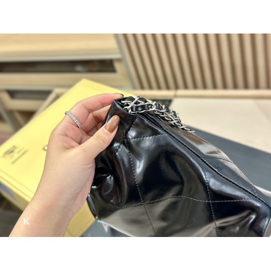 On October 13, 2023, 250 comes with a folding box and an airplane box size of 23 * 22cm. The Chanel 23ss mini trash bag is also too beautiful! Multiple back techniques are too fragrant, beautiful, and have super capacity! Handheld armpit crossbody