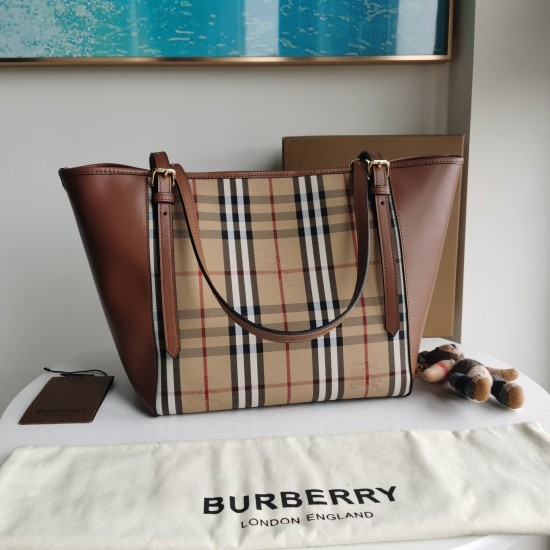 On March 9, 2024, the original P650 Burberry deformation tote bag was shipped. It features a soft and thick leather top layer, making it easy to carry. The bag is portable, one shoulder, and has a large capacity. Multiple combinations can meet daily needs