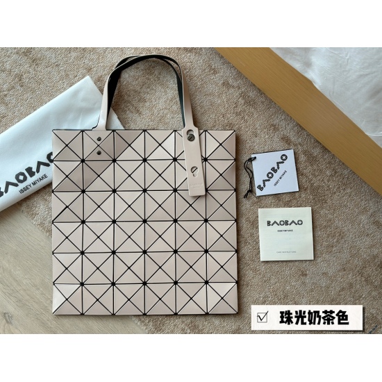 2023.09.03 165 Unpacked Upgrade issey miyake BAOBAO Miyake 6x6 Shopping Bag Size 34x34cm 〰️ Milk tea color is too suitable for summer. It's light, convenient, and refreshing. It comes with genuine black and white card, genuine hardware seamless splicing, 