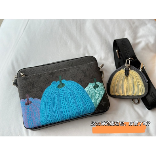 2023.10.1 270 Matching Box [Reprint Version] size: 25 * 18.5cm * 7cm L Home Pumpkin Trio Three in One Mailman Bag with One Side Cool and One Side Warm Zero Wallet is also such a handsome pumpkin shaped pumpkin bag. Have you loved it? Original order channe