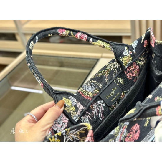 On October 7, 2023, 300 290 comes with a folding box scarf Dior original fabric jacquard Dior book tote. My favorite shopping bag tote of the year, which I have used the most, is Baodio. Due to its huge capacity, everything is placed inside, and the conca