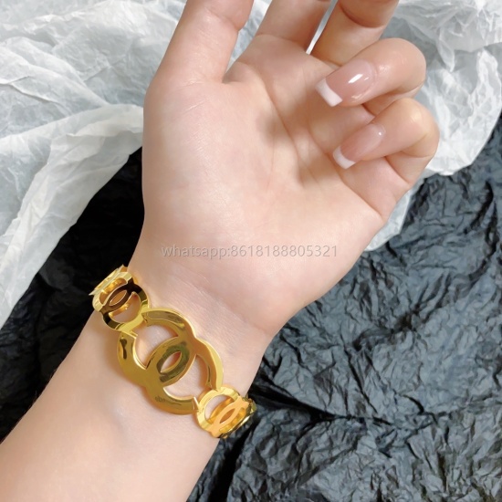 On July 23, 2023, the new Chanel Chanel Double C Hollow Wide Edition Bracelet is made of ultra heavy Bling Bling, with excellent color matching. The high-end precision steel material is not allergic and fades. One to one exquisite craftsmanship, a classic