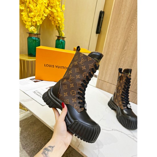 2023.12.19 ex factory price P320 Louis Vuitton 2022 runway show new high-end custom 1:1 engraved replica upper foot comfort with Louis Vuitton logo embossed leather label and wear-resistant leather outsole. Fabric: Open edge beaded cowhide LV counter, vin