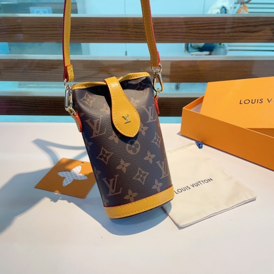 20240401 130 LV French fries crossbody phone bag mini bag M80874 Louis Vuitton FOLD ME crossbody bag ☀️ This Fold Me bag is made of Monogram canvas and cowhide leather, with a rectangular body and an oval bottom. It is further enhanced with a foldable mag