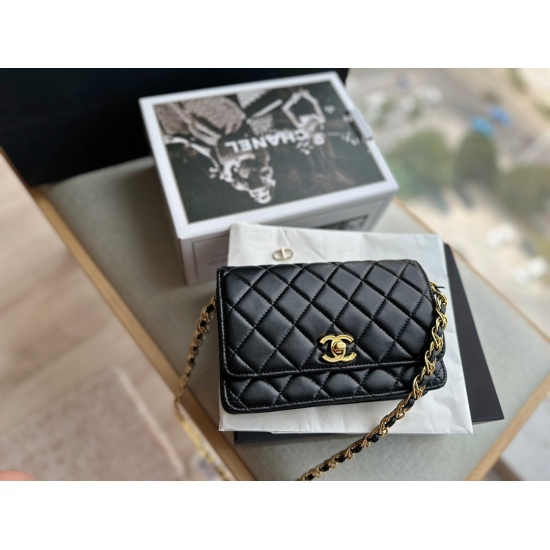 On October 13, 2023, 215 comes with a complete packaging size of 20 * 13cm for Xiaoxiangjia Fortune Pack Woc Fortune Pack. You can have to arrange the latest 23ss for yourself!