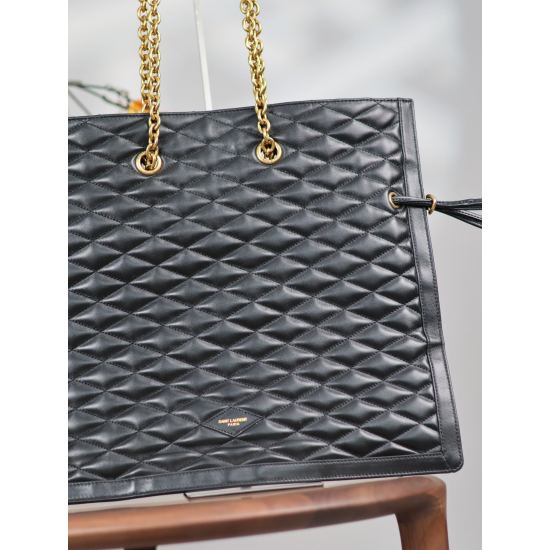 20231128 Batch: 780 ￥ LE POCHON_ A new shopping bag with a drawstring closure, made of Italian imported lambskin and equipped with a chain strap, detachable carrying shoulder strap. Paired with light bronze metal hardware, cotton lining, magnetic snap clo