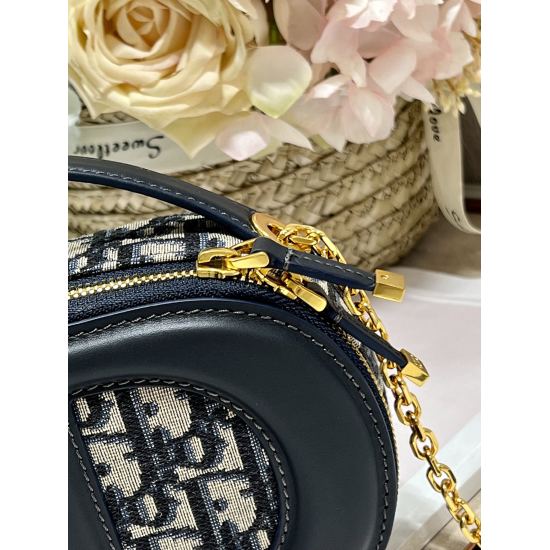 20231126 780 [Dior] New Signature Elliptical Camera Bag, this CD Signature Elliptical Camera Bag is a new addition to the autumn 2023 ready to wear collection, presented by Maria Grazia Chiuri, integrating practical design with Dior's modern spirit. Craft