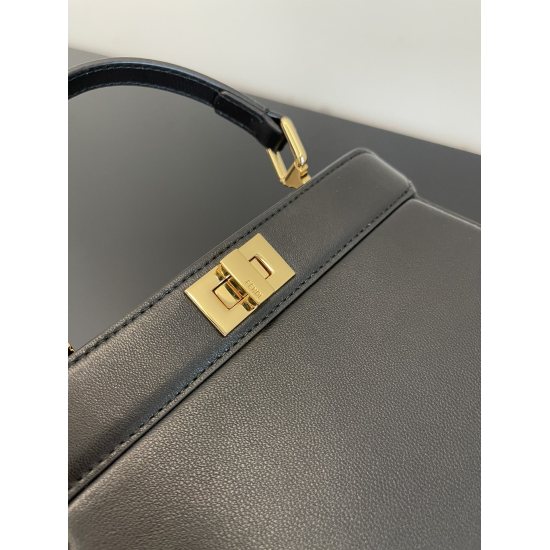 On March 7, 2024, the original 910 special grade 1030 black small FEND1 Peekaboo ISeeU Petite bag has a classic shape that changes with the hidden design of each season. It has an aura and a sense of luxury, and will not go out of style after many years o