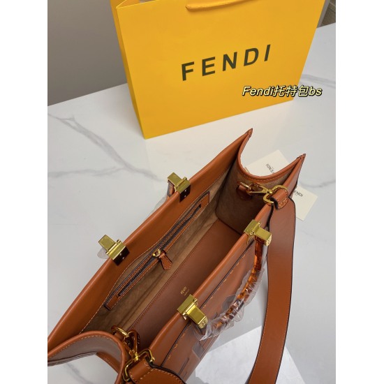 2023.10.26 P215 (No Box) size: 3530 Fendi Fendi Tote Bag Fendi Large Tote Bag is a must-have for commuting. The capacity of the bag is really great, and it can hold laptops. The color is really gentle and spirited