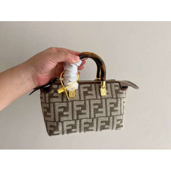 2023.10.26 220 box size: 19 * 13cm fendi mini new product configuration packaging 〰️ FD score is really practical!!