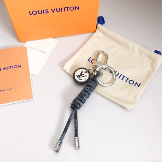 2023.07.11  LEATHR ROPE keychain M67224 is a perfect combination of blue handmade knots and leather colored trims, with a circular LV logo for a more refined look. The original hardware imported from the original mold is made of cowhide