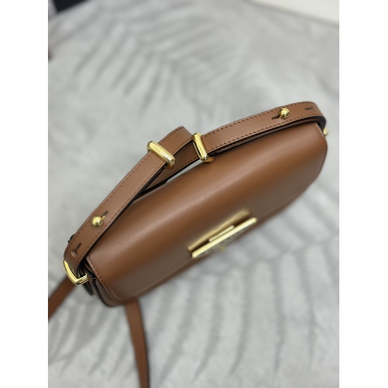 2024.03.12 P770. The new 1BD339 plain grain cowhide single shoulder bag showcases a minimalist design concept through its smooth lines and compact appearance. It is made of outer cowhide/inner sheepskin fabric, equipped with adjustable shoulder straps, an