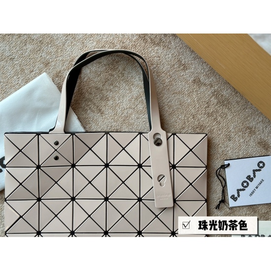 2023.09.03 165 Unpacked Upgrade issey miyake BAOBAO Miyake 6x6 Shopping Bag Size 34x34cm 〰️ Milk tea color is too suitable for summer. It's light, convenient, and refreshing. It comes with genuine black and white card, genuine hardware seamless splicing, 
