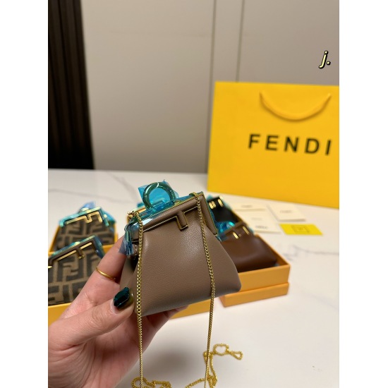 2023.10.26 P175 (with box) size: 98FENDI New First Nano Zero Wallet Super Love, suction opening and closing convenient and exquisite, pull buckle design more like a delicate jewelry accessory, with a built-in chain that can cross shoulder and back, concav