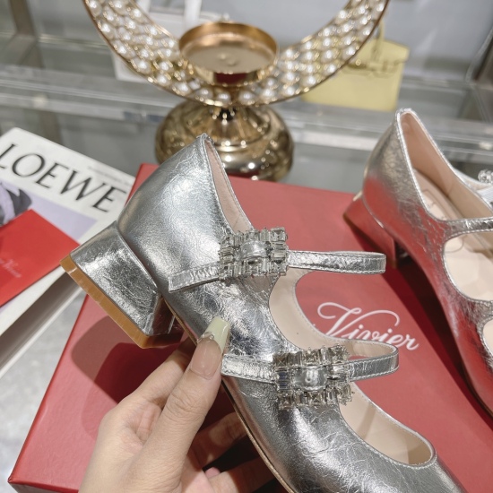 On January 5, 2024, 295RV * new high heeled Mary Jane single shoes will be released from the factory. Everyone is looking forward to the high heeled Mary Jane single shoes. The comfort on the feet is amazing, beautiful and sweet. Every girl should have a 