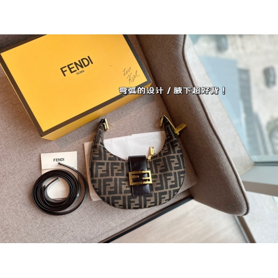 2023.10.26 210 box size: Medium width 25 * 14cm Fendi, beautiful crescent armpit wrap at every angle, it's still a three back armpit wrap! Hand held! One shoulder! No matter how you carry it, it's beautiful and fashionable