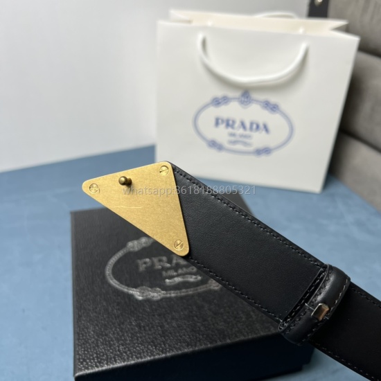 2023.08.07 PRADA (Prada) counter's latest belt is decorated with a triangular metal logo as a finishing touch to outline exquisite details. It is the ideal accessory for Prada men's ready to wear series. Width 3.5