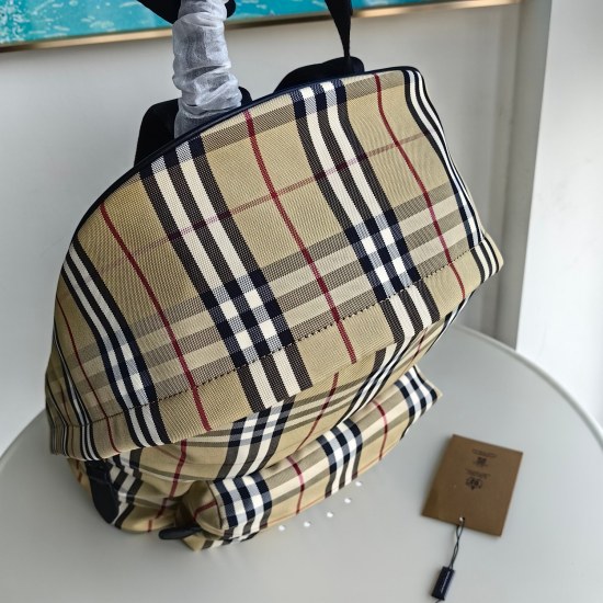 On March 9, 2024, the original P650 eye-catching decoration features Burberry plaid and brand logo, incorporating iconic collection elements. Top lifting handle; Adjustable shoulder straps with 2 zippered outer pockets; 1 zipper inner pocket, laptop compa