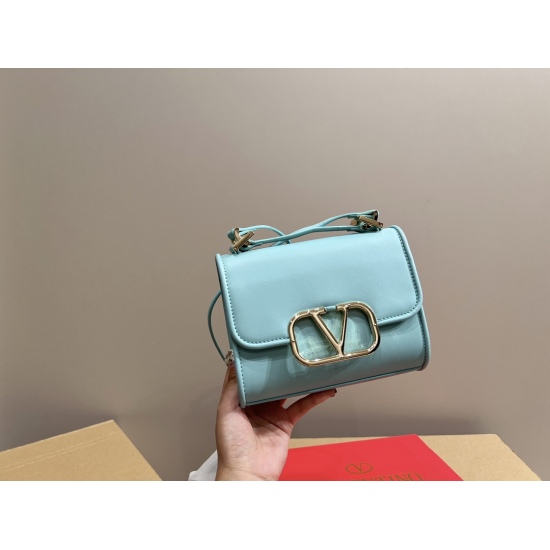 2023.11.10 P190 folding box ⚠ Size 18.12 Valentino VLOGO TYPE crossbody bag meets all daily needs, making travel very convenient and fashionable