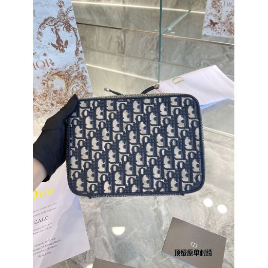 On October 7, 2023, the top-level original order p255DIOR small Dior Presbyopia makeup bag emm The appearance of the R bag still continues the design style commonly used by Dior recently, which is black and old flower pattern. The feeling bag, which bring