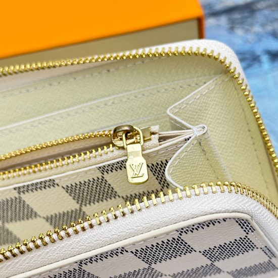 2023.09.27 N60742, exclusive live shot! The Clemence wallet is small and compact, yet full of capacity, made of exquisite and durable Monogram canvas material. The bright lining and leather zipper showcase women's playful charm. Size: 19.591.5cm
