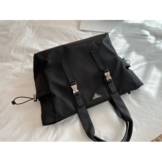 2023.11.06 230 no box size: 40 * 35cm prad tote (shopping bag) The leather material is thick and textured, with compartments/stickers/can also be hung on the trunk! Really practical!!