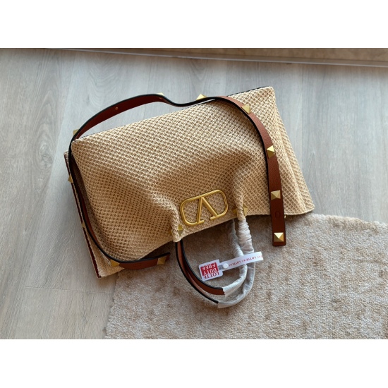 2023.11.10 225 Boxless size: 38 * 22cm Valentino/Straw woven bag. Don't you still have such a beautiful straw woven bag in summer? 100% Perfect for Vacation~Watching the Sea, Watching the Sea, Watching the Sea