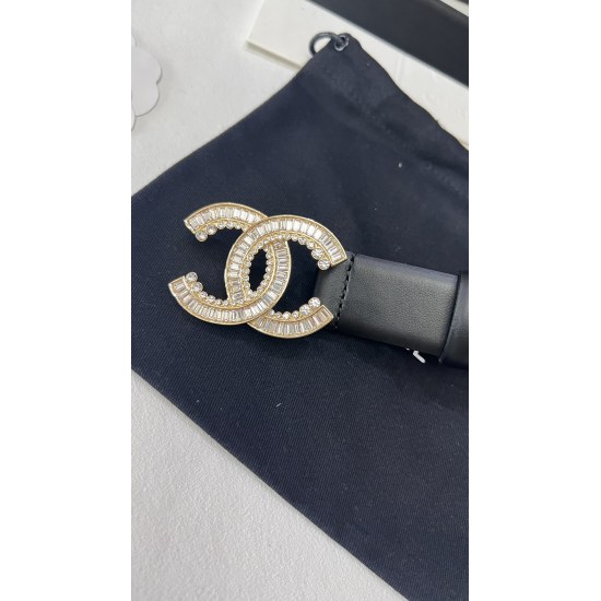 On December 14, 2023, Chanel features a dual C belt made of calf leather, paired with diamonds for a classic and versatile high-end 3.0 wide design