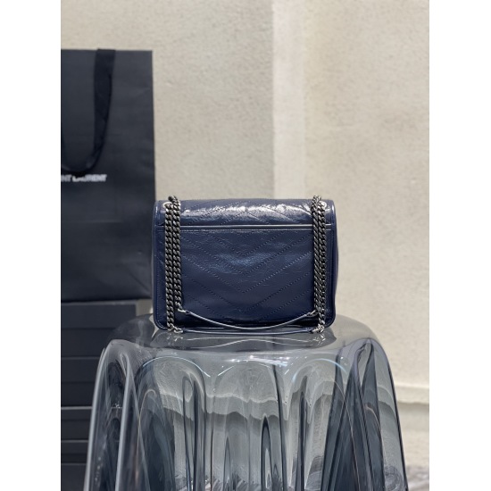 20231128 Batch: 630_ Blue breakthrough uses worn-out oil wax cowhide, the waxed effect is a bit like a motorcycle style, super cool, classic herringbone pattern, using quilting technology, exquisite stitching technology, using 5 strands of embroidery thre